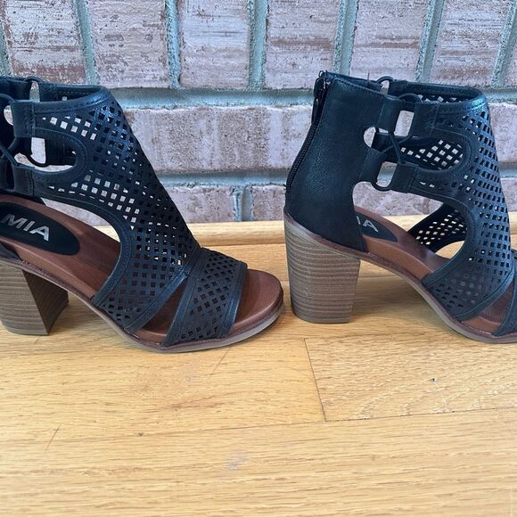 MIA Black Heeled Sandals with Perforated Design - Picture 8 of 9
